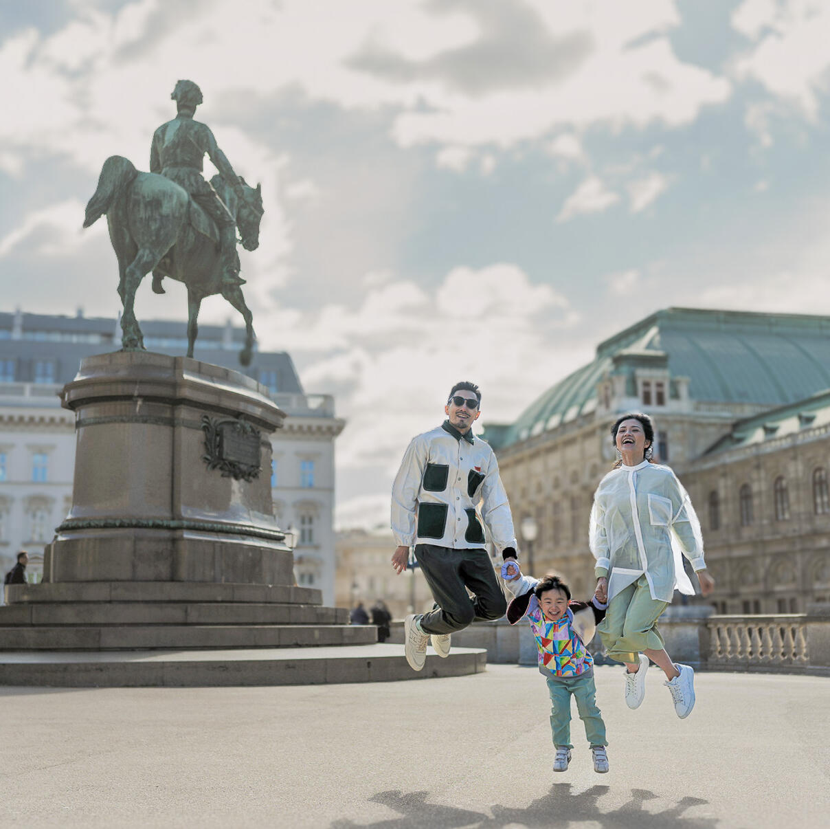 outdoor family photoshooting in Vienna, enjoying vienna´s great architechtur instead of boring photostudios